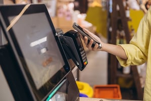 client-effectuant-un-paiement-sans-contact-avec-son-smartphone-chez-sup-2026-01-08-08-16-06-UTC